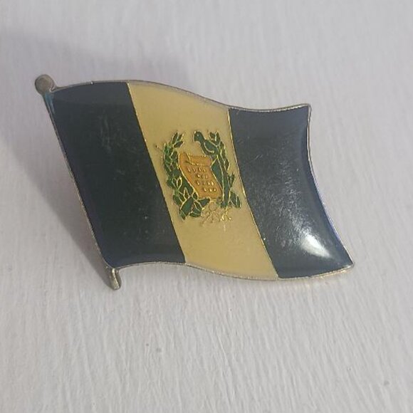 Republic Of Guatemala National Flag Vintage Lapel Pin - Picture 2 of 4